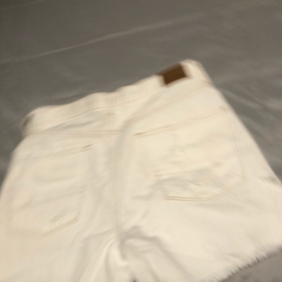 Cream distressed AE shorts - Picture 2 of 4